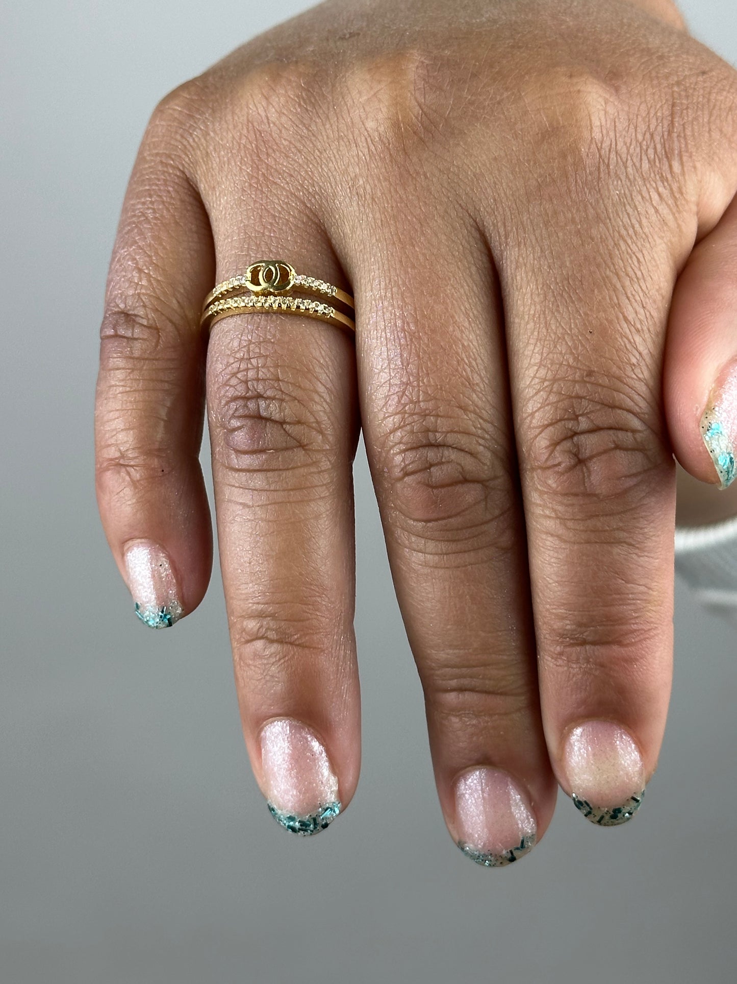 ANILLO AJUSTABLE DOBLE LINEA CON CRISTALES Y GUCCI