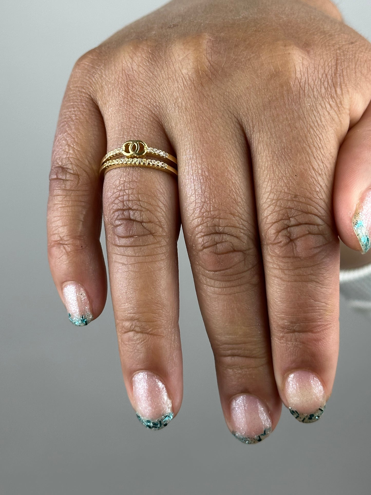 ANILLO AJUSTABLE DOBLE LINEA CON CRISTALES Y GUCCI